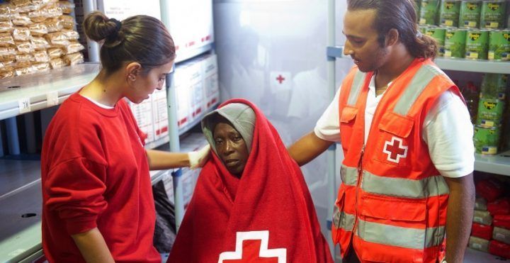 Cruz Roja con un imigrante