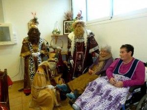 La Concejalía de Fiestas ultima ya los detalles de las Fiestas Patronales que comienzan este sábado con el traslado de la Imagen de San Sebastián a la Iglesia de la Asunción El Ayuntamiento de San Sebastián de La Gomera, ha valorado positivamente “la implicación de la ciudadanía capitalina en los actos programados con motivo de las recientes festividades de Navidad y Reyes” señala Angel Luis Castilla, alcalde de la Capital gomera quien también afirma que “hemos quedado gratamente sorprendidos por cómo nuestros ciudadanos y los visitantes han querido participar y disfrutar de los actos que hemos desarrollado desde este Consistorio para dar mayor realce a las celebraciones navideñas” Teresa Gutiérrez, Concejal de Fiestas ha afirmado por su parte que “estamos satisfechos de cómo han respondido los vecinos de San Sebastián y quienes han decidido pasar unos días de vacaciones entre nosotros en estas Fiestas. No sólo en los actos que hemos organizado desde el Área de Fiestas sino también desde la Concejalía de Cultura y la de Juventud y Deportes.” “Para nosotros, uno de los actos más significativos ha sido la visita a nuestros mayores de la Residencia de la Inmaculada con la entrega de unos detalles que nuestros mayores agradecen enormemente y que supone, sin duda, uno de los actos de mayor contenido humano y más entrañables de cuantos celebramos en estas Fiestas” señala la Edil antes de afirmar que  “otro de los actos multitudinarios en estas Celebraciones ha sido, sin duda, la Cabalgata de Reyes, y la recogida de cartas por SS. MM. en la Plaza de las Américas. Este año además, hemos querido hacer un poco más amena la Cabalgata, uniendo a los Reyes y su corte de pajes, la actuación de la Dixie´s Band, un grupo que ha puesto una nota musical diferente en el recorrido de esta esperada actividad.” San Sebastián ya está aquí Teresa Gutiérrez ha recordado también que “la próxima semana hemos de ir desempolvando el traje de magos y nuestras atuendos más tradicionales toda vez que  nos veremos inmersos en las Fiestas Patronales en honor a San Sebastián que arrancan este fin de semana con el traslado de la imagen del Patrón a la Iglesia de la Asunción y que continuará con diferentes actos hasta finales de mes y de los que daremos cuenta esta misma semana.” 