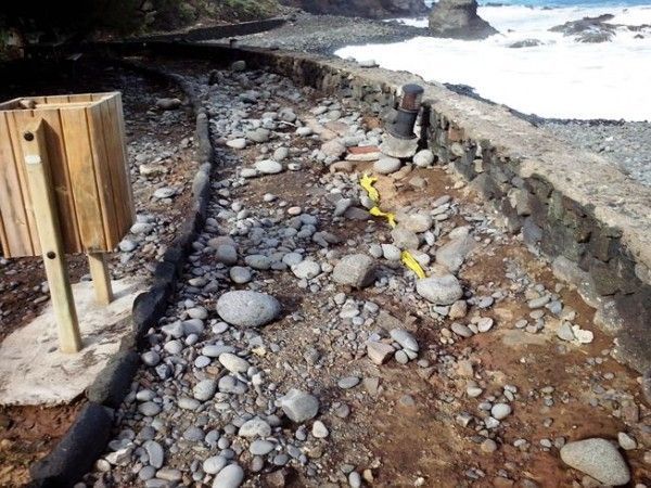 Playa de La Caleta - Hermigua - Parte de la plaza esta destrozada y el alumbrado en mal estado