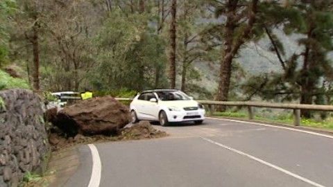 Un desprendimiento en La Gomera obliga a cerrar un carril de la GM1