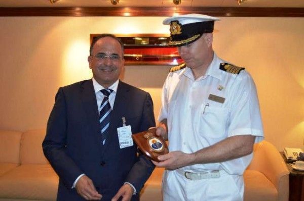Víctor Chinea, Concejal de Turismo recibiendo un detalle de la primera estancia del Oceana en San Sebastián
