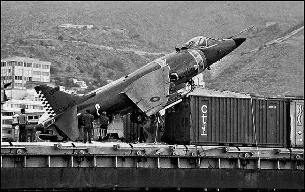 El día en que un Harrier de la Royal Navy aterrizó sobre un mercante canario