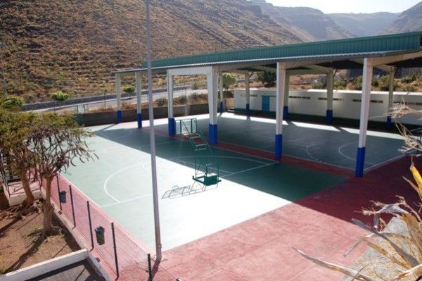 El Ayuntamiento de Alajeró junto a Infraestructura Educativa acondicionan la cancha deportiva del colegio de Playa de Santiago