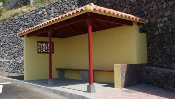 El Cabildo de La Gomera dice que arreglara 53 marquesinas de toda la Isla y que construye otras siete