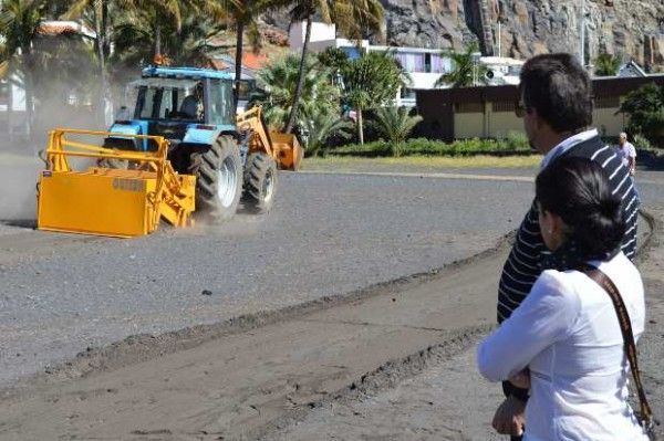 El Ayuntamiento de San Sebastián de La Gomera acomete la limpieza de la Playa