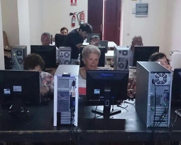 Éxito de participación del primer curso de informática que pone en marcha la Asociación de Amigos y Vecinos del Valle de Las Rosas