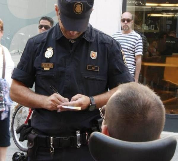 La policía identifica a Pablo Echenique, eurodiputado de Podemos, por convocar una rueda de prensa en la calle