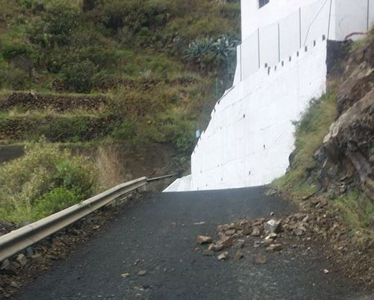 El Ayuntamiento de Hermigua tiene la carretera de un barrio sin limpiar hace una semana