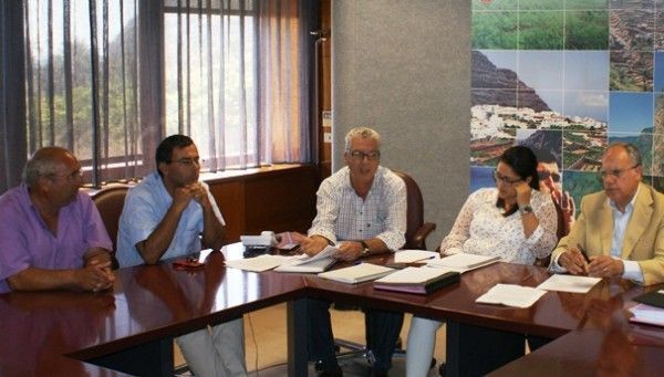 El Cabildo de La Gomera aun no ha llegado a un acuerdo sobre la regulación del taxi en el puerto