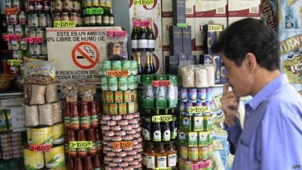Para comprar pollo, papel higiénico o cualquier cosa en Venezuela tienes que cargar esta ridícula montaña de billetes
