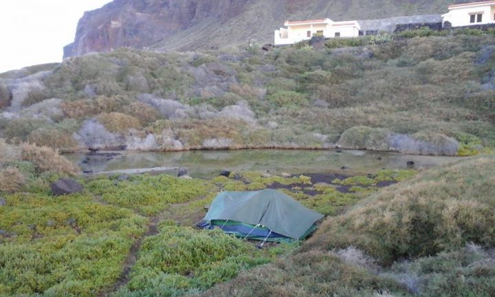 «Medio Ambiente» permite las acampadas en el sitio de «interés científico» Charco del Cieno, Valle Gran Rey