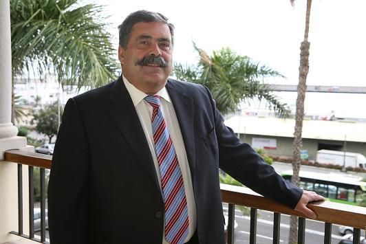 Rodríguez Zaragoza visita los trabajos en el puerto de La Gomera