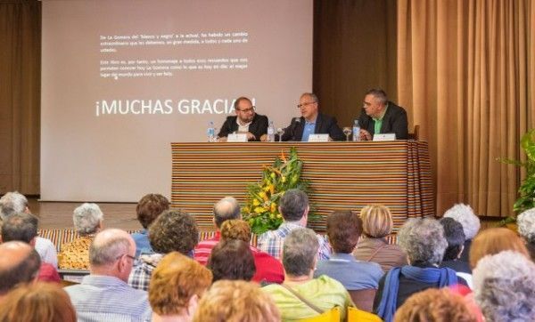 Curbelo aprovecha la presentación de un libro del Cabildo de La Gomera “para dar un mitin a los mayores”