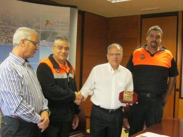 Curbelo y la Unión de Radioaficionados firman un convenio para crear una red de comunicaciones para las emergencias