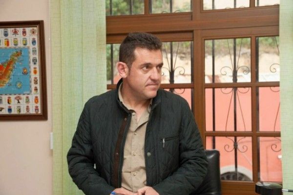 Noda mantiene una reunión con los 29 trabajadores y trabajadoras contratadas a través del Plan de Empleo Social