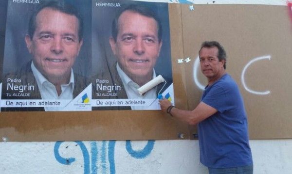 Pedro Negrín, Coalición Canaria, inicio ayer la campaña electoral de Hermigua con una pegada de carteles