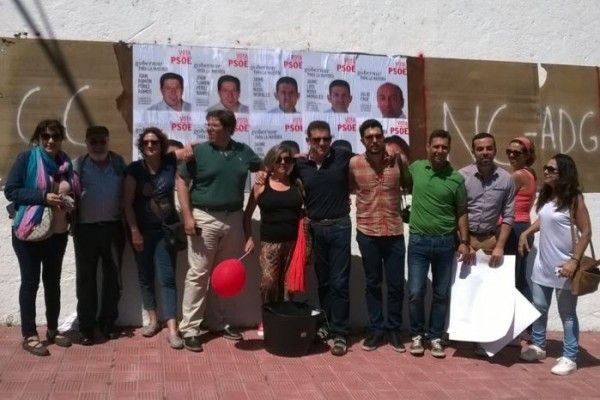 El PSOE de Hermigua realiza su pegada de carteles con el candidato al Cabildo de la Gomera