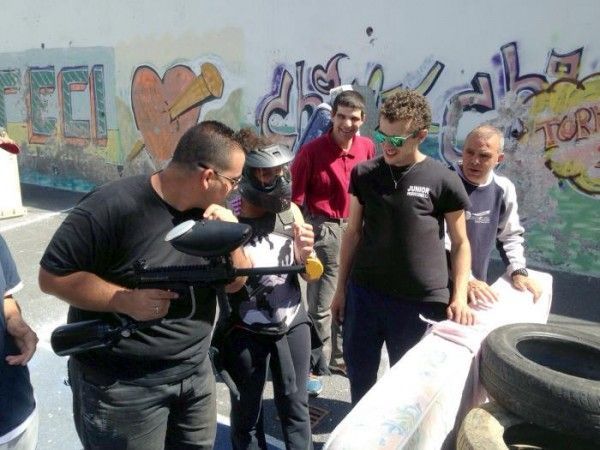 Usuarios del centro de discapacidad de Vallehermoso visitaron ayer la actividad de ‘Paintball’