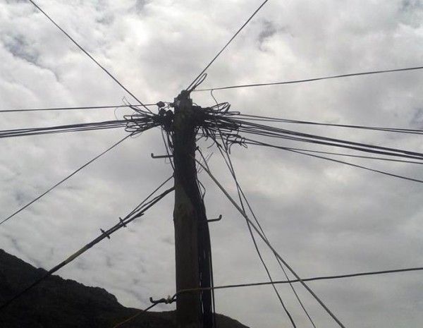 Chapuzas y mala imagen en los cableados electricos o telefonicos en La Gomera