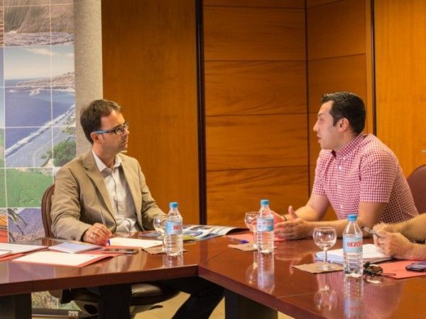 Reyes se reune con el director de juventud del Gobierno de Canarias