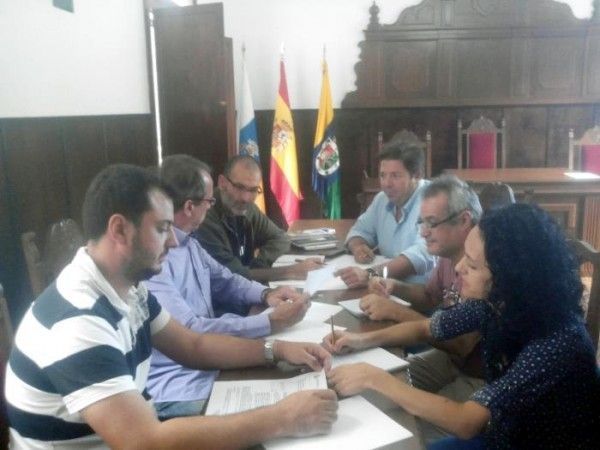 El Consejero de Sí se puede en el Cabildo se reúne con el alcalde y equipo de gobierno de Hermigua