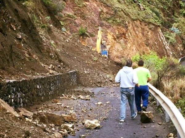 Cortada la carretera de acceso a Las Cabezadas, aunque podria ser abierta en horas