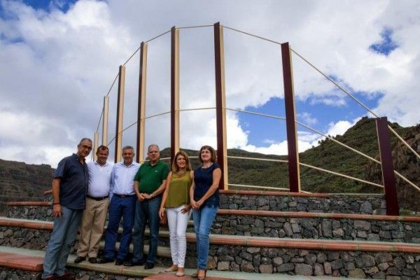 Casimiro Curbelo y Angel Piñero se hicieron ayer la «foto» en el mirador de la «Curva del queso»