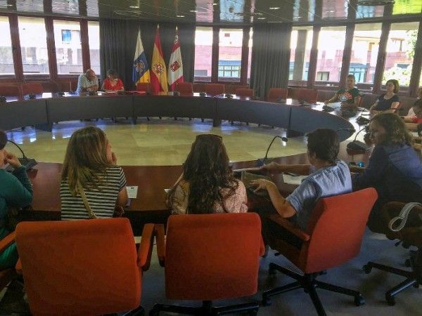 El Cabildo entrega los títulos del módulo de atención sociosanitaria