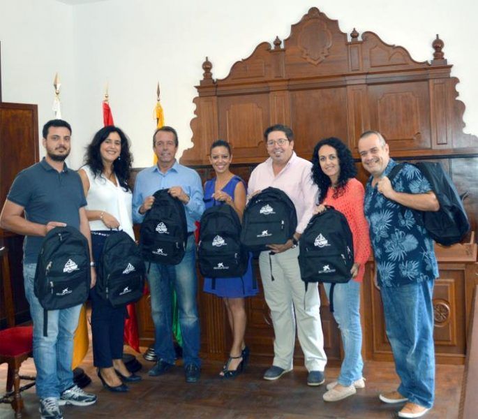 La Obra Social La Caixa dona a Hermigua 20 mochilas con material escolar