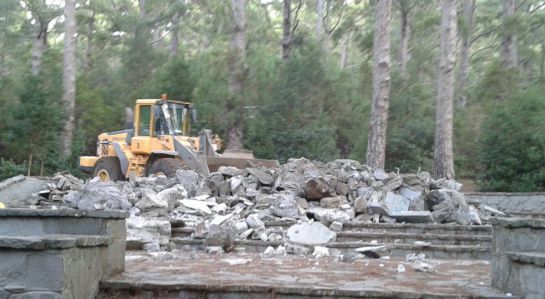Derrumban el monumento a Franco en el monte de las Raíces