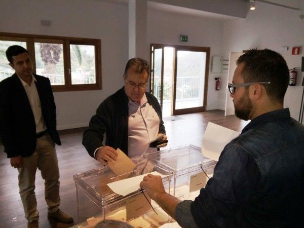 Los candidatos socialistas ejercen su derecho al voto