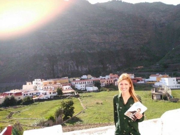 La candidata del PP al senado por La Gomera se deslumbra por la belleza de Agulo