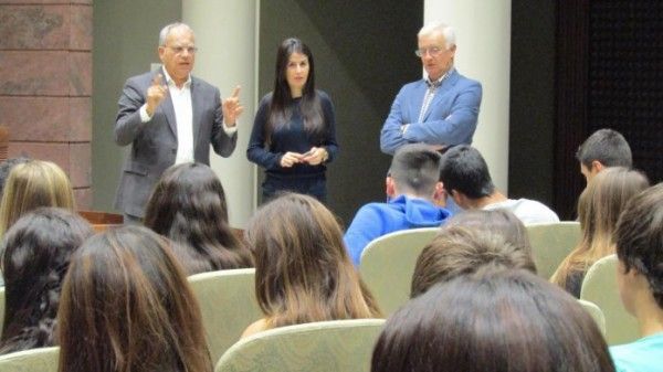 Padres del Colegio Santiago Apóstol manifiestan su descontento con el “adoctrinamiento” realizado por Casimiro Curbelo en el Parlamento a sus hijos