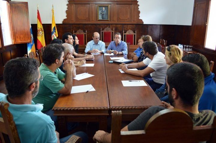 El Director General de Deportes y el Ayuntamiento se reúnen con colectivos del municipio de Hermigua