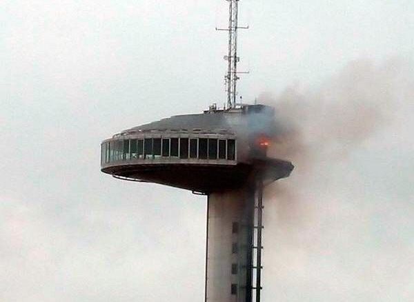 Desalojan el madrileño faro de Moncloa por un aparatoso incendio