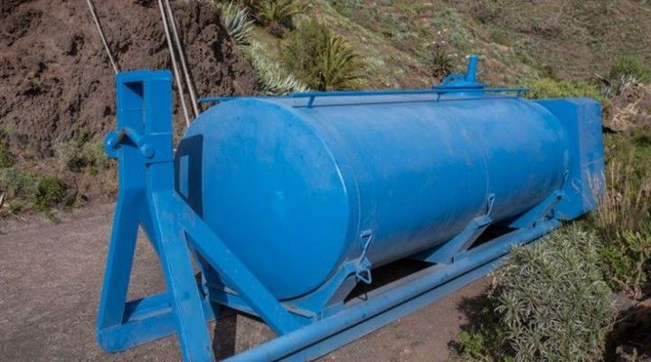 San Sebastián de La Gomera suministra agua a los vecinos de la zona alta de La Laja con una cuba