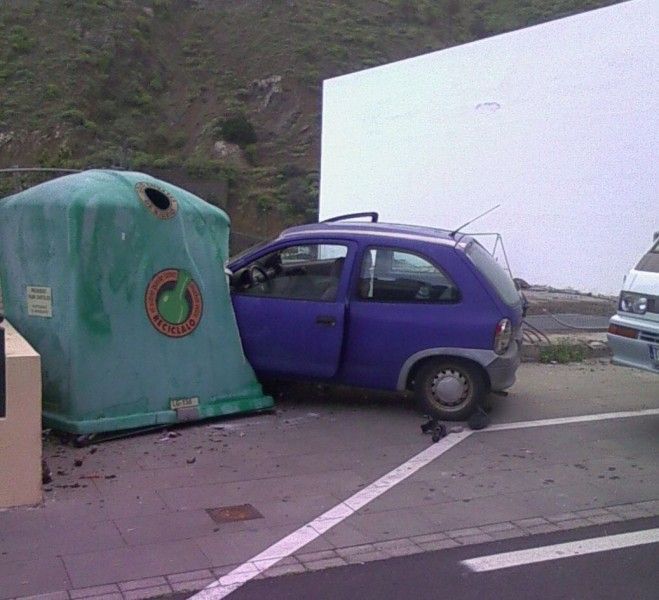 Un “guiri” al volante causo un estropicio en el centro de Hermigua
