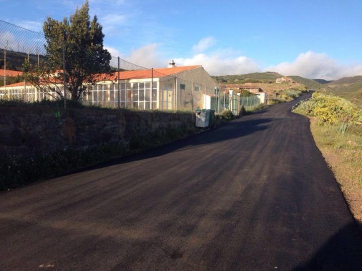 Tras las reclamaciones de vecinos y Si Se Puede se asfalta la carretera de acceso al colegio de Temocodá