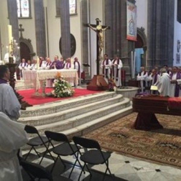 Entierran en La laguna al sacerdote de La Gomera Carlos González