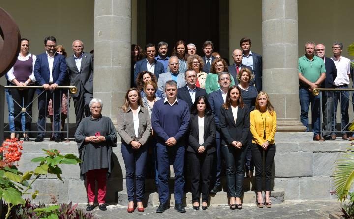 El Parlamento guarda un minuto de silencio en memoria de las víctimas del derrumbamiento de un edificio en Arona