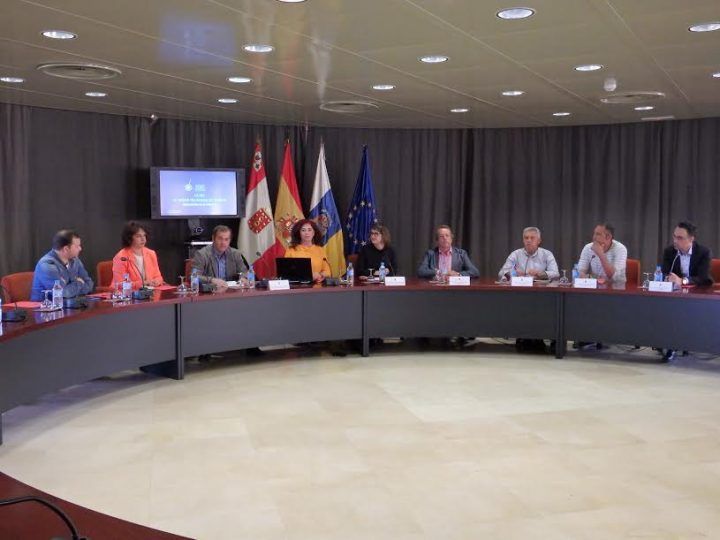 La presidenta de la Zona Especial Canaria (ZEC), Beatriz Barrera, dio ayer una conferencia a politicos en el Cabildo