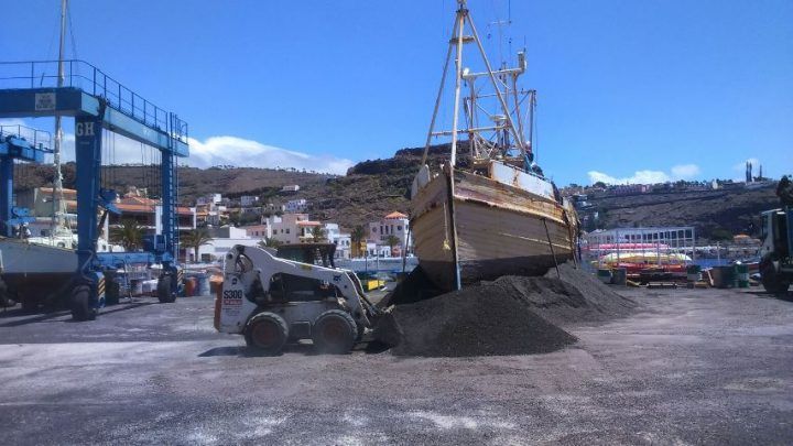 Puertos Canarios retira un barco abandonado del Puerto de Playa Santiago, en La Gomera