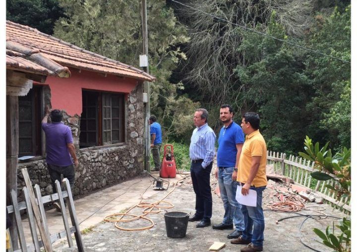 Continúan a buen ritmo las obras de recuperación del albergue municipal de El Cedro en Hermigua