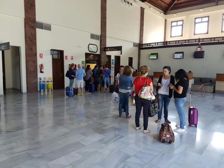 Indignación de pasajeros ayer viernes por la suspensión del vuelo La Gomera con Tenerife y Gran Canaria