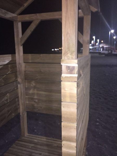 Vándalos destrozan parte de una de las nuevas casetas-vestidor instalada el jueves en San Sebastian de La Gomera