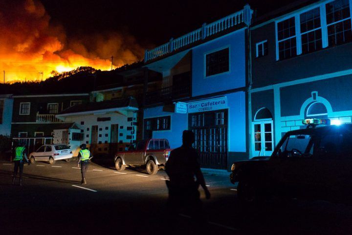 Evacuados de forma preventiva los vecinos de Montes de Luna y Tigalate por el fuego