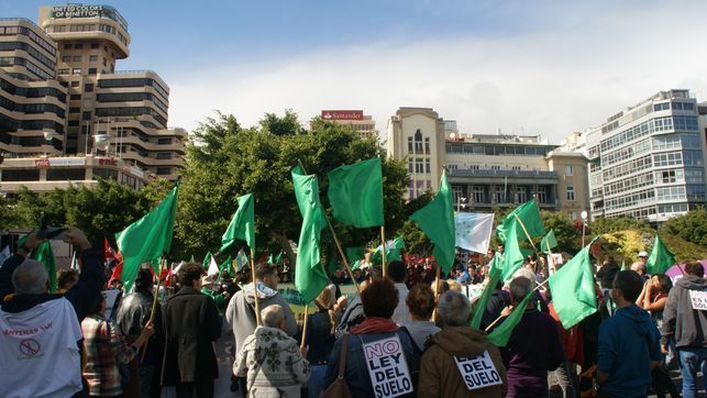 Diez mil personas protestan en Santa Cruz contra la Ley del Suelo, a pesar de la lluvia