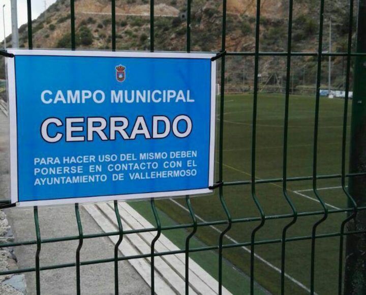 Sí se puede se pregunta por qué el Ayuntamiento cierra el acceso al campo de fútbol en Vallehermoso