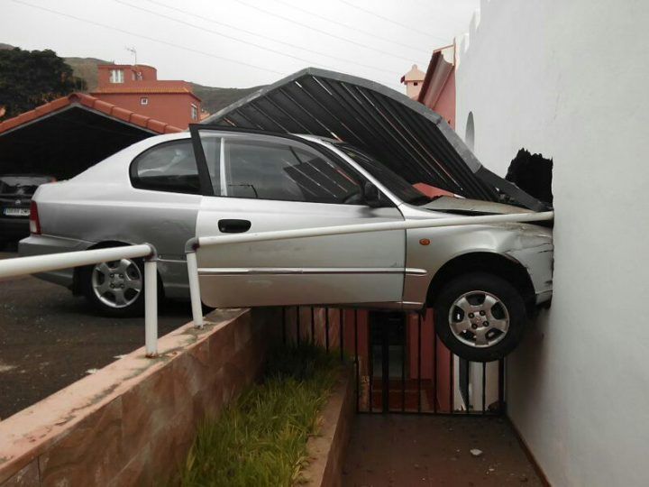 Una mujer resulta herida tras empotrar el coche en la fachada de su vivienda