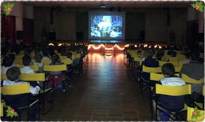 Más de 200 escolares de Valle Gran Rey disfrutaron hoy de la proyección de la película de Navidad